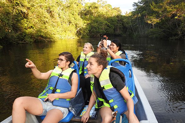 canoa cuyabeno lodge tour amazonas