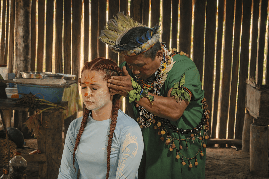 Ritual tradicional de sanación compartido con visitantes en la Amazonía del Ecuador.
