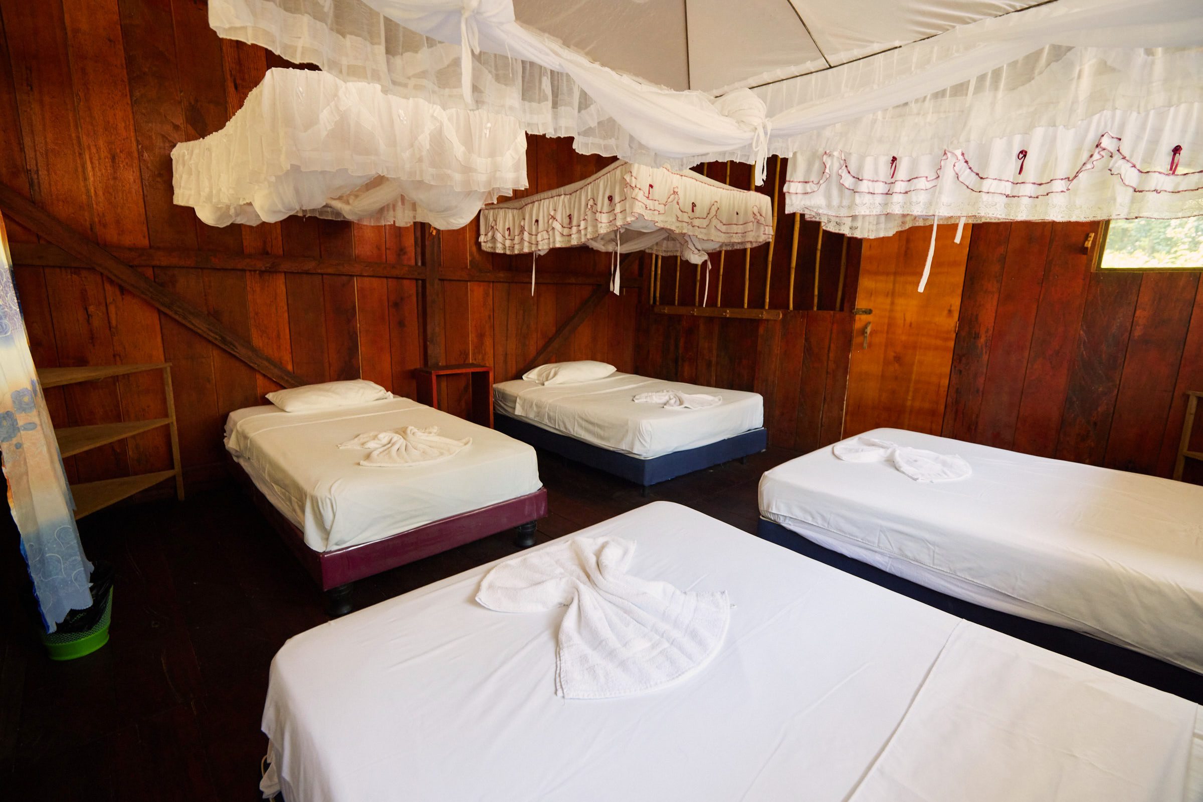 Habitación compartida de cuatro camas para viajeros individuales en Tucán Lodge Cuyabeno, Amazonía