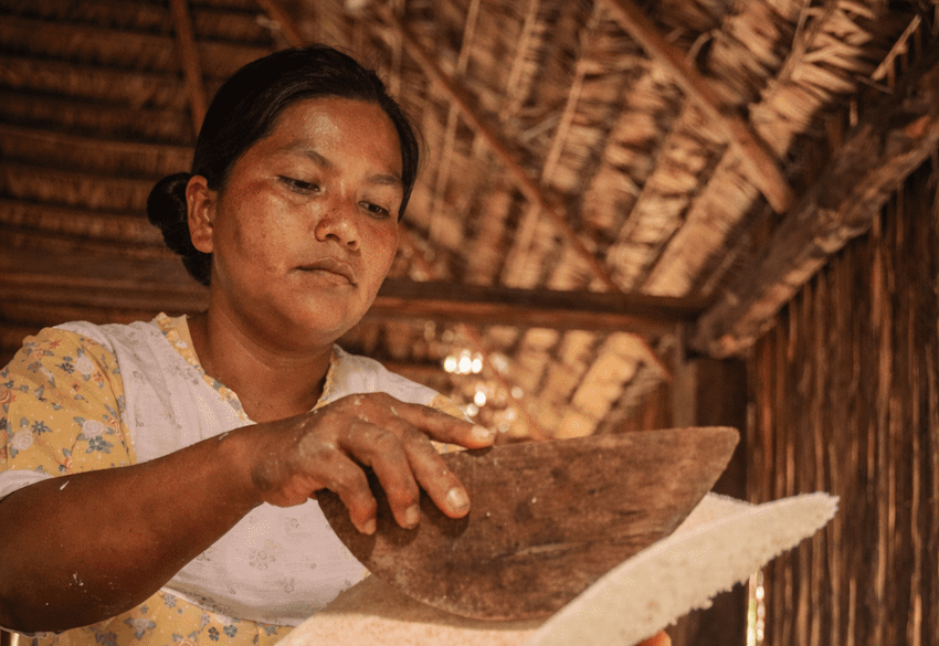 Pan tradicional de yuca siendo preparado sobre un fogón de leña en una comunidad amazónica.